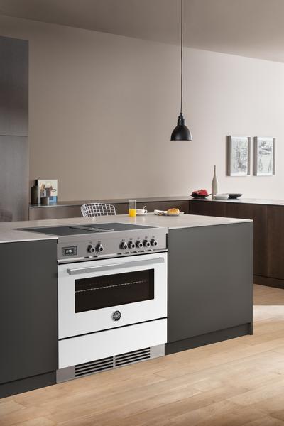 Bertazzoni 90 cm Air-Tec cooker with induction top and integrated hood, electronic oven Professional Series-Bianco (White)