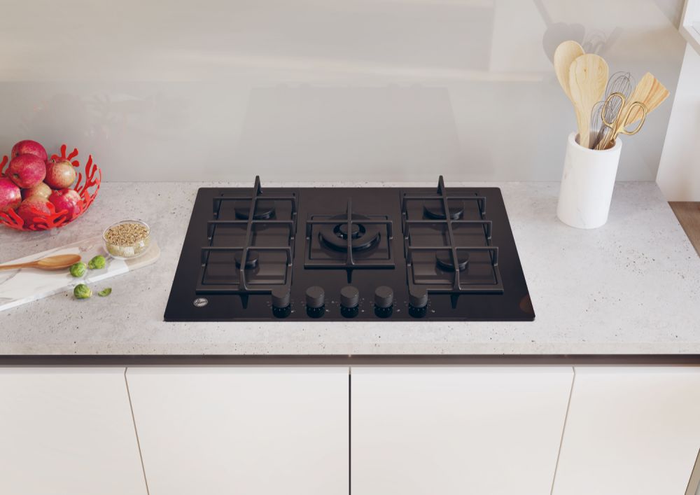 Hoover HVG74WC5B 75 cm Gas Hob, 5 burners (incl wok burner), Front control, Cast iron pan stands, Black Glass