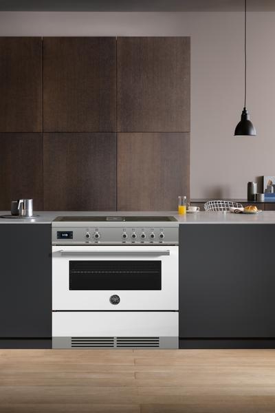 Bertazzoni 90 cm Air-Tec cooker with induction top and integrated hood, electronic oven Professional Series-Bianco (White)