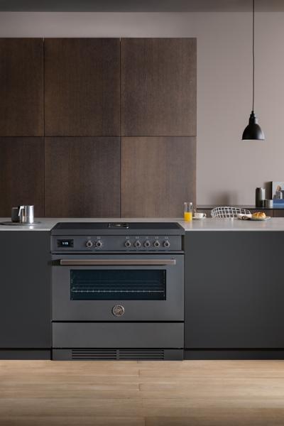 Bertazzoni 90 cm Air-Tec cooker with induction top and integrated hood, electronic oven Professional Series-Carbonio (Carbon)