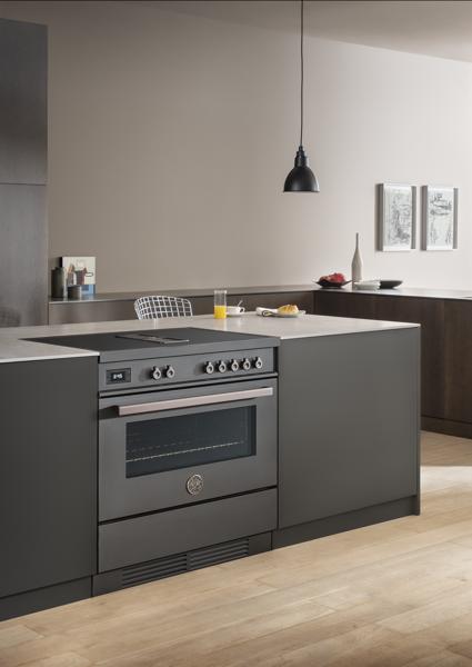 Bertazzoni 90 cm Air-Tec cooker with induction top and integrated hood, electronic oven Professional Series-Carbonio (Carbon)